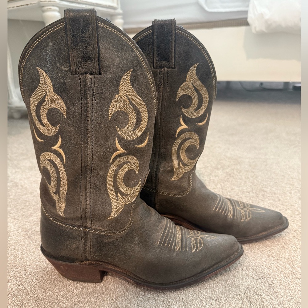 🎀 JUSTIN 🎀 Distressed Cowboy Boots!